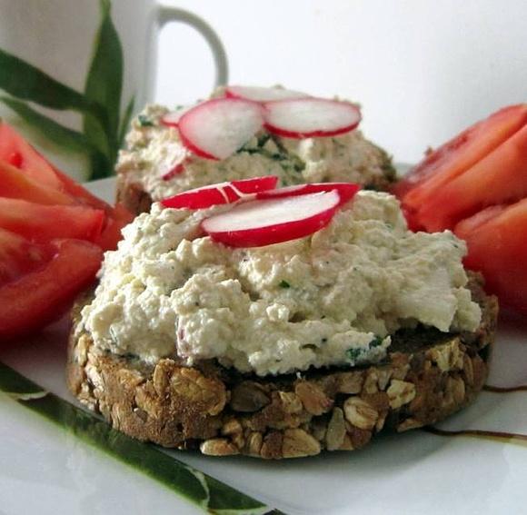 Twarożek z tofu – szybki przepis na smaczne śniadanie
