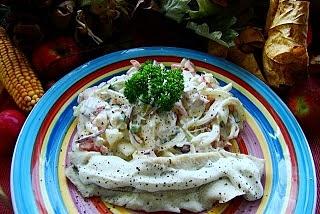 Śledzik z sałatką z gruszką i pieczarkami