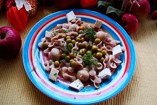 Sałatka z razowego makaronu groszku i tofu