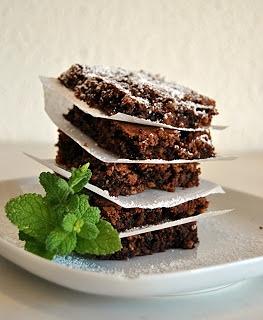Brownies z orzechami i polewą czekoladową