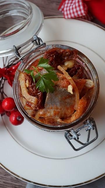 Śledzie z suszonymi pomidorami i orzechami