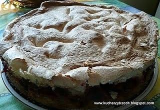 Ciasto z górami z piany z sezonowych owoców