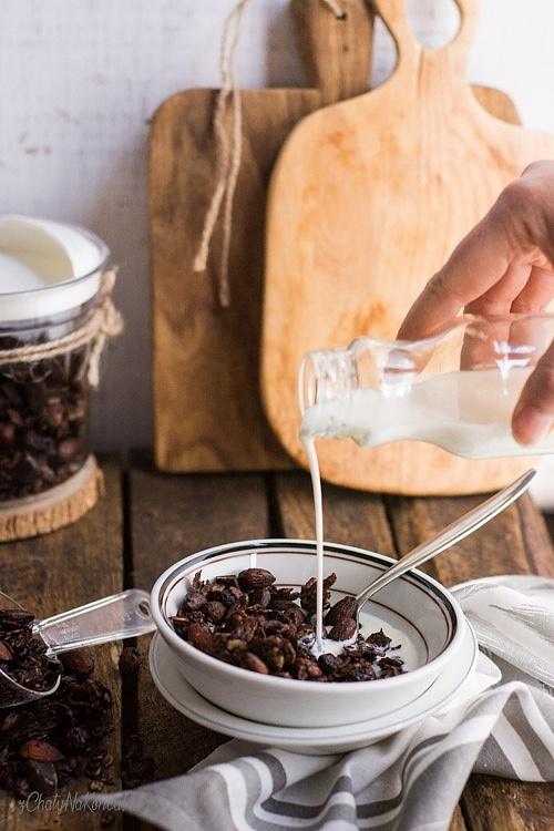 Orzechowa granola z czekoladą – zdrowe śniadanie na słodko