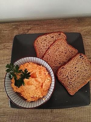 Pikantna pasta z pieczoną papryką na śniadanie