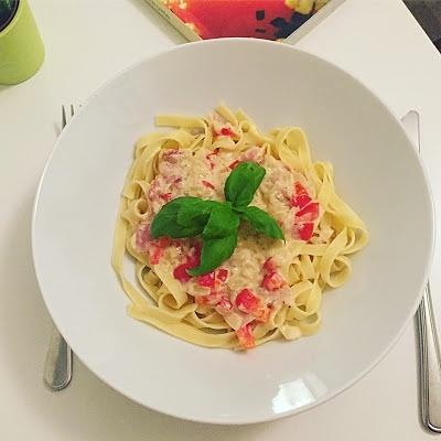 Tagliatelle z boczkiem, cebulą i czerwoną papryką