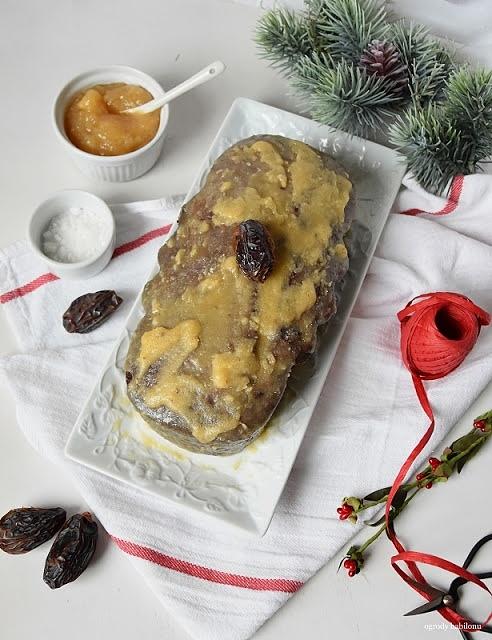 Korzenne ciasto z daktylami i karmelem
