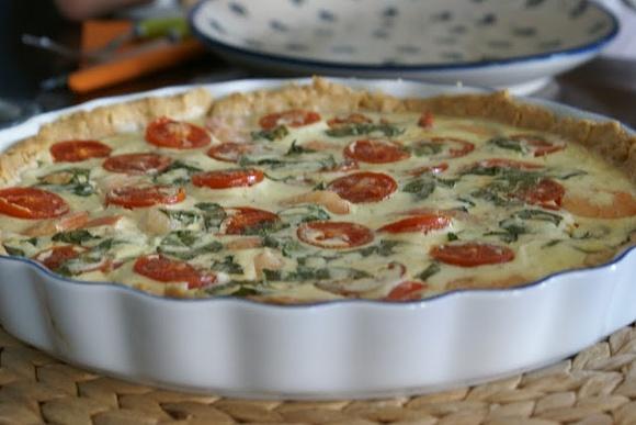 Krucha tarta z pomidorkami krewetkami i bazylią