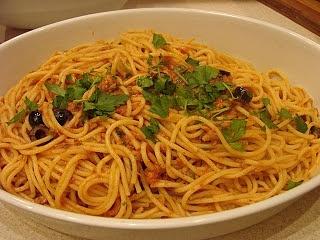 Spaghetti alla putanesca, chrupiąca sałatka, pieczywo czosnkowe, krem ganache