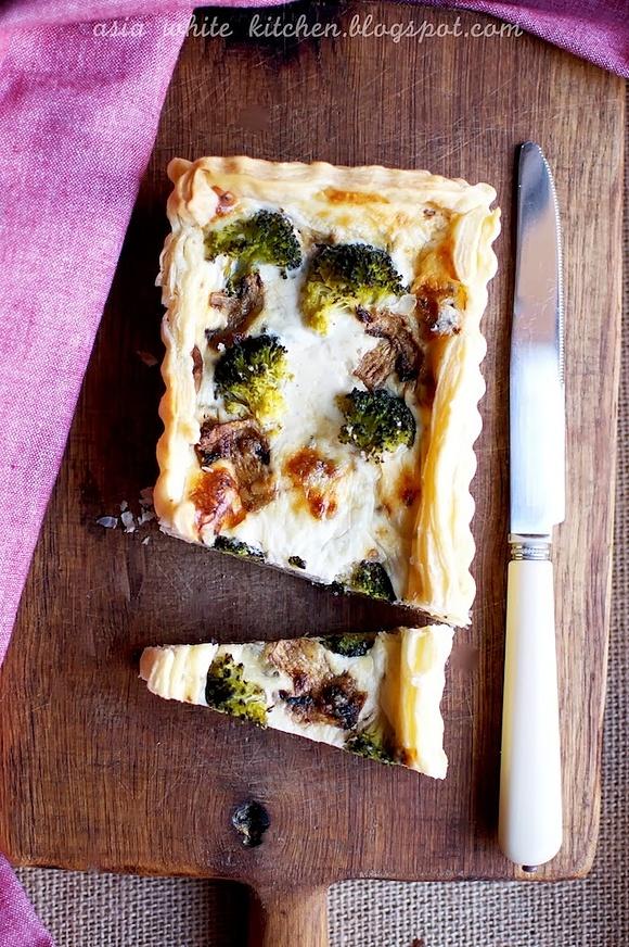 Tarta z pieczarkami brokułami i serem pleśniowym