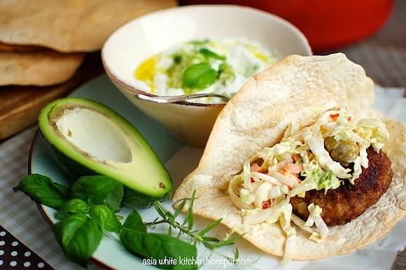 Burgery mięsno warzywne w tortilli z surówką i raitą