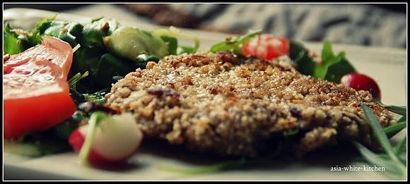 Schab w orzechowo-parmezanowej panierce na rukoli