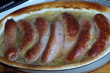 Biała kiełbasa w piwie z cebulą