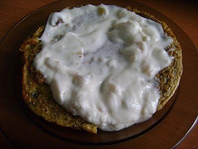 Omlet z musli orzechowym polany jogurtem o smaku pieczonego jabłka