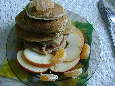 Pełnoziarniste pancakes jabłkowo-cynamonowe na jogurcie z jabłkiem i mandarynką