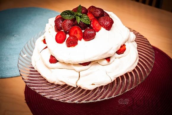 Tort bezowy z truskawkami i mascarpone