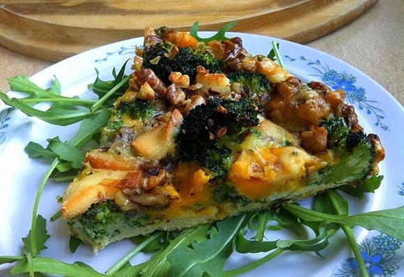 Frittata cztery sery z brokułami i orzechami włoskimi