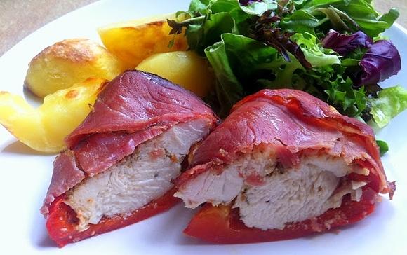 Kurczak pieczony w paprykowej łódeczce i szynce parmeńskiej
