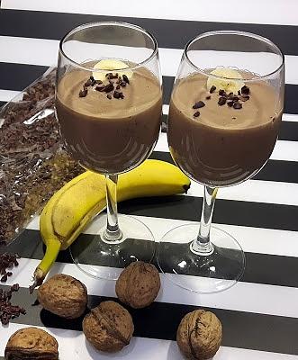 Koktajl owsiankowy czekoladowy z bananami i orzechami