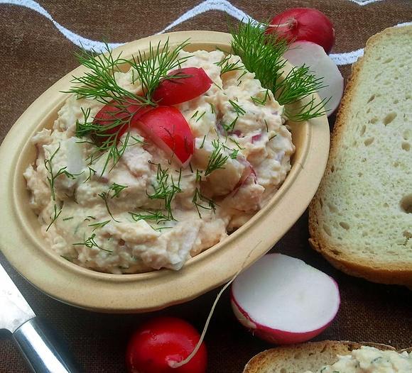 Pasta kanapkowa z konserwy mięsnej z chrzanem i rzodkiewką