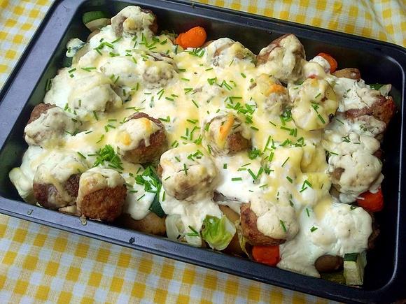 Zapiekanka warzywna z klopsikami i serem kremowym