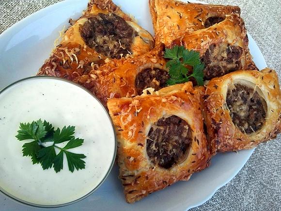 Pieczarkowe poduszki z ciasta francuskiego