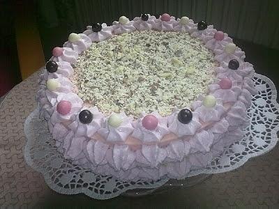 Tort z pianką z ptasiego mleczka i biszkoptem