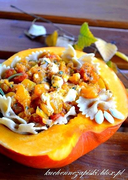 Farfalle z sosem dyniowo-pomidorowym i serek topiony