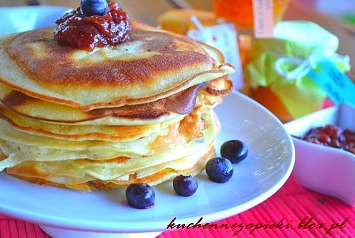 Naleśniki na każdą porę dnia – przepis na pyszne pancakes