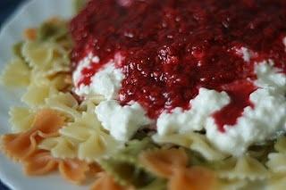 Farfalle z twarożkiem i sosem malinowym