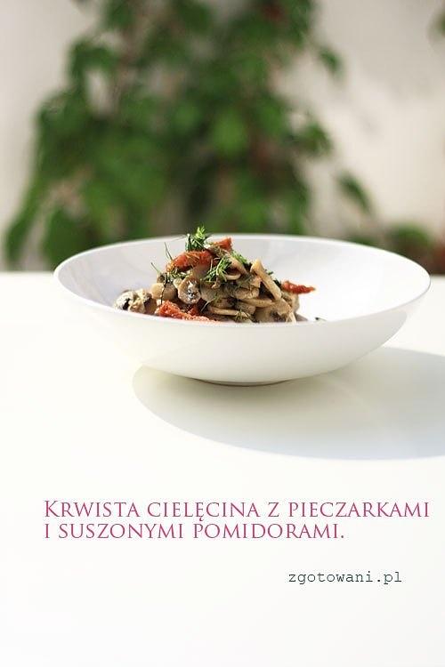 Krwista cielęcina z pieczarkami i suszonymi pomidorami