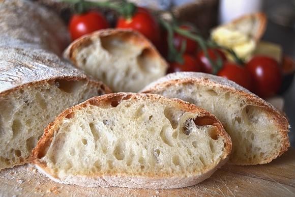 Ciabatta - włoska bułka z oliwą, chrupiąca skórka i duże dziury powietrzne