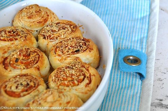Bułeczki z ciasta francuskiego z szynką parmeńską i parmezanem