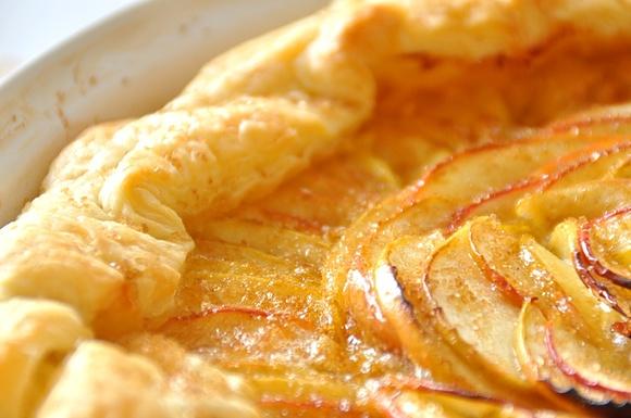 Tarta z jabłkami i imbirem na cieście francuskim