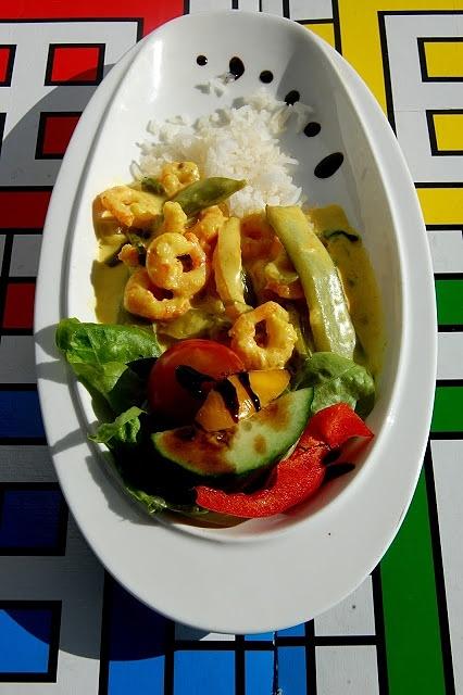 Kolorowe curry z krewetkami i warzywami