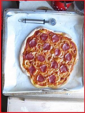 Domowa pizza na cienkim cieście – wersja 1