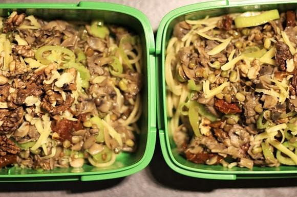 Makaron z orzechami i pieczarkami