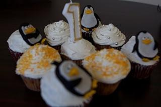 Pierwsze cupcakes z ozdobami z masy plastycznej na urodzinki chłopca