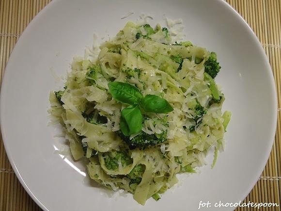 Makaron tagliatelle z brokułami i pesto