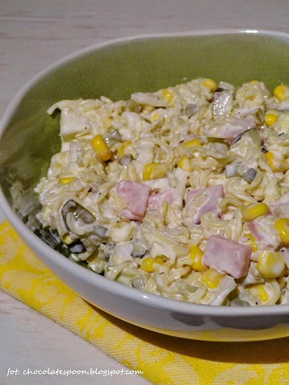 Sałatka z makaronem z zupek chińskich