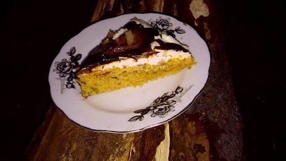 Korzenne ciasto marchewkowe z masą jogurtową i gruszkami w czekoladzie