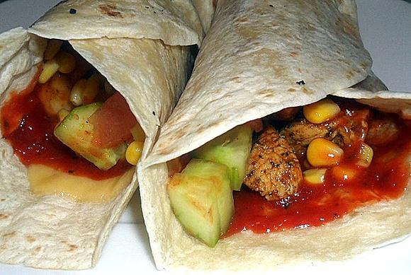 Tortilla domowa z kurczakiem i warzywami