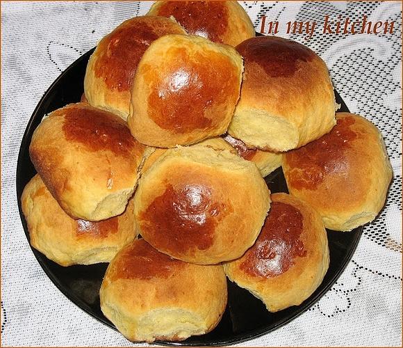 Drożdżowe bułeczki miodowe