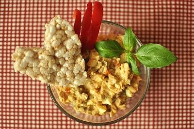 Pasta jajeczna z jogurtem, oliwkami i kaparami