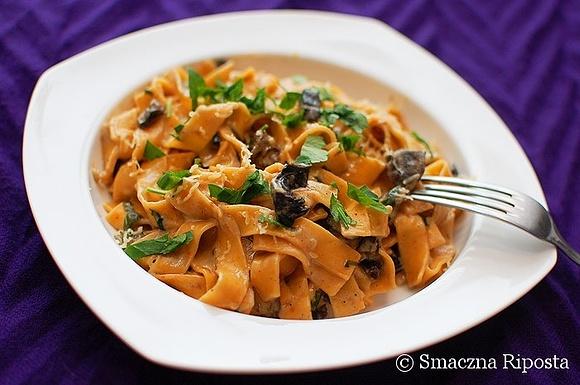 Tagliatelle z suszonymi grzybami, białym winem i mascarpone