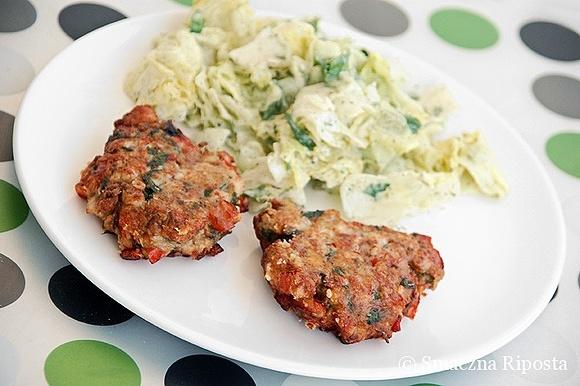 Placuszki z kurczaka z sałatą winegret