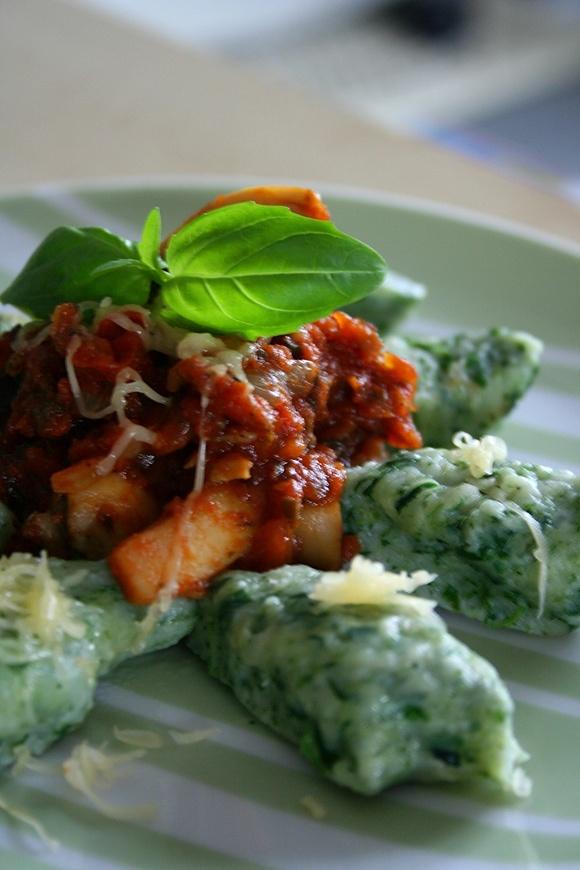Gnocchi z ricotty i szpinaku w sosie pomidorowym