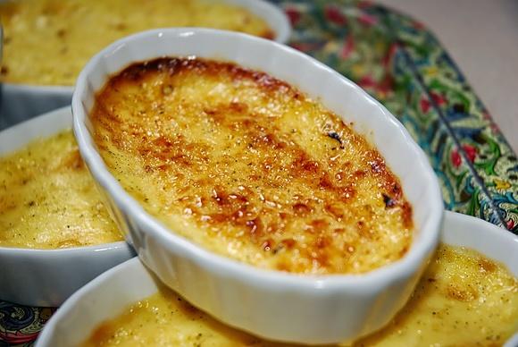 Creme brulee - delikatny i kremowy deser z chrupiącą skorupką
