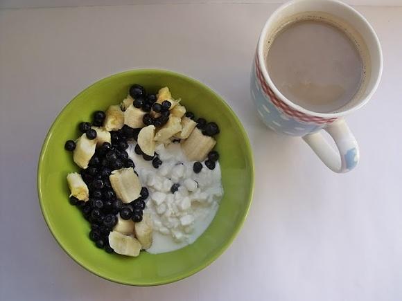 Serek wiejski z jagodami, bananem i syropem klonowym