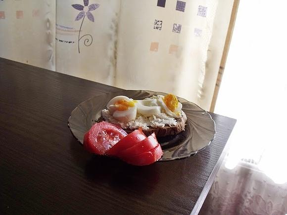Chleb wieloziarnisty z twarogiem, jajkiem i pomidorkami - zdrowe śniadanie