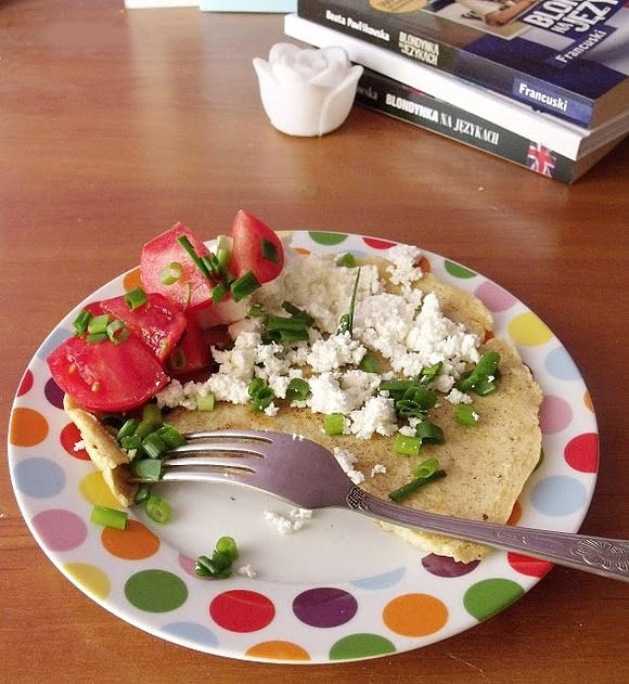 Omlet owsiany z twarożkiem, szczypiorkiem i pomidorkami